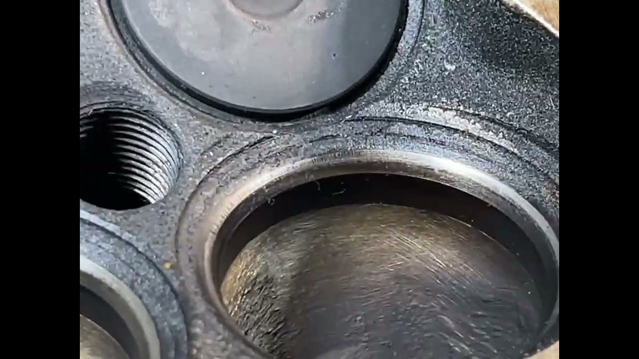 👆Причина снятия гбц: потеря давления при нагреве двигателя, горит аварийная лампа давления.