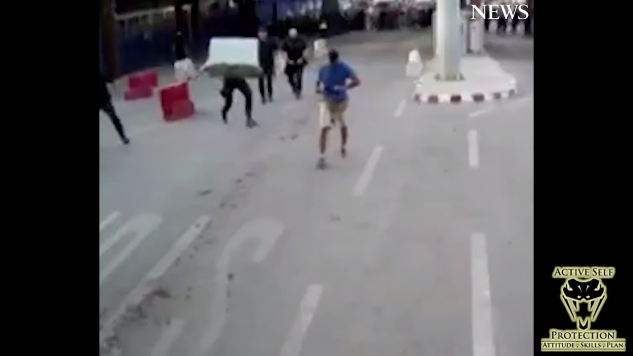 Spanish Policeman Uses His Wits to Stop Attacker | Active Self Protection