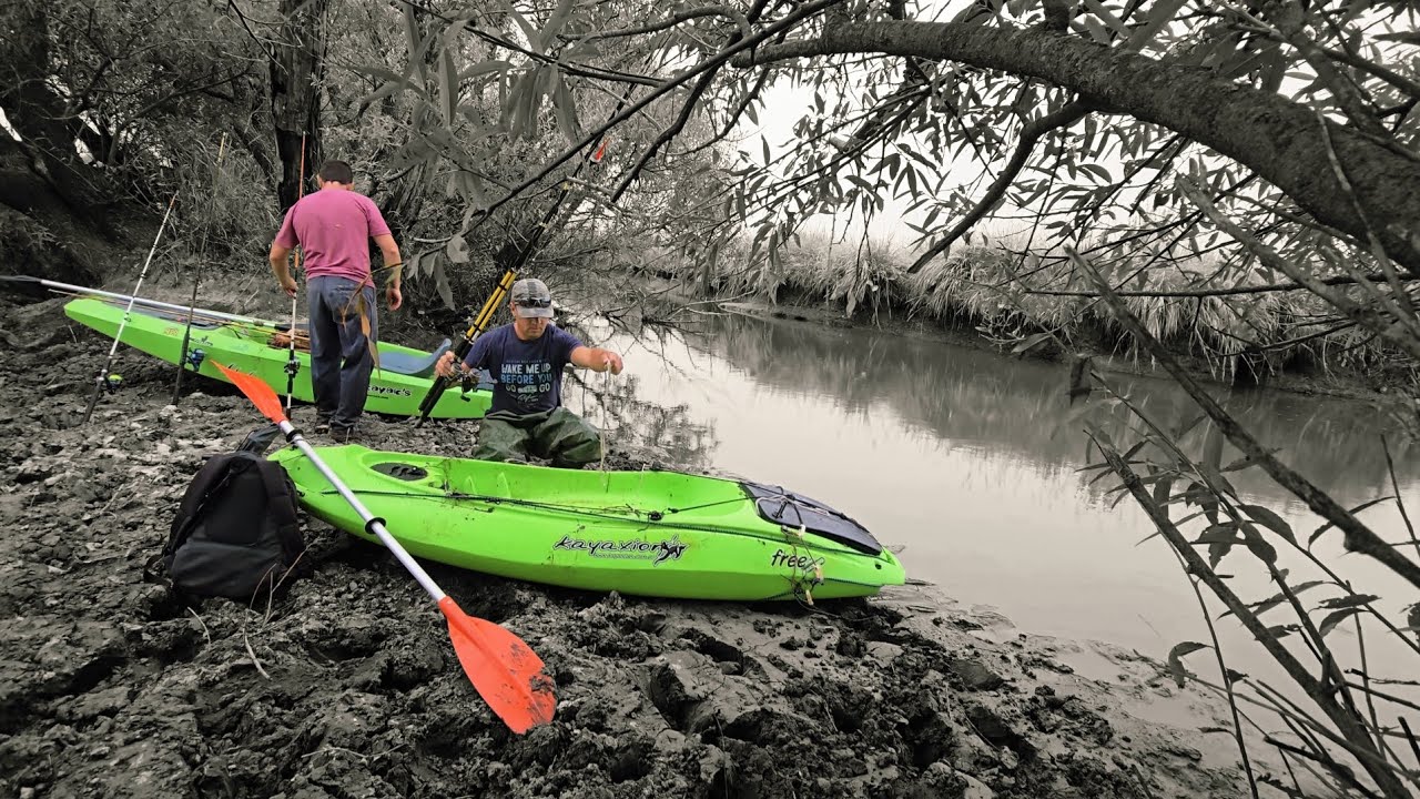 Pesca, cocina y aventura en kayak sobre el arroyo de Los Huesos.