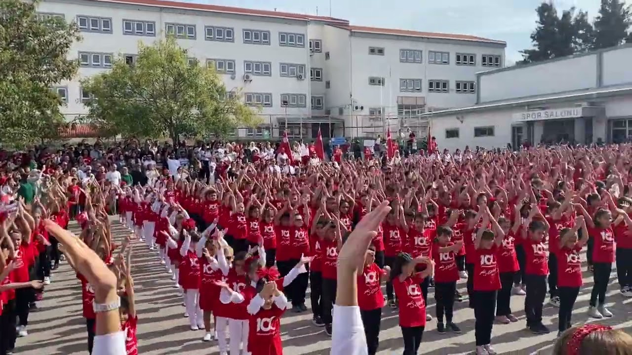Feda Türkiyem Mevlüt Aysun Özer ilk ve orta okulu cumhuriyetin 100. Yıl gösterisi