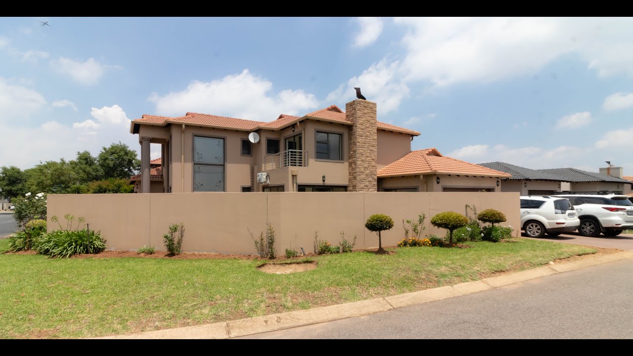 Spacious modern 3 bedroom house in secure Estate - Glen Eagle Kempton Park