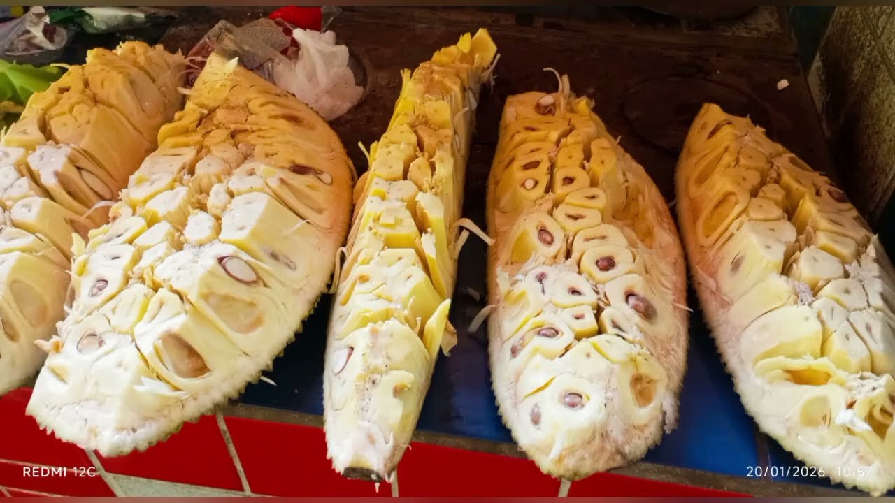 #Mas uma manhã de trabalho #limpando#mandioca+comendo#jaca#compartilhe #sitio #vidanaroça  #viral #
