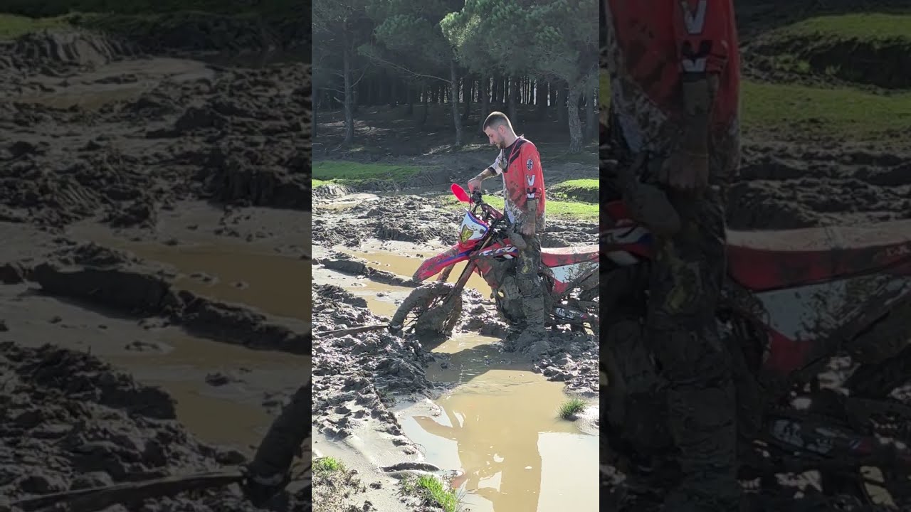 Çamura saplanan motosıkleti kurtarma operasyonu