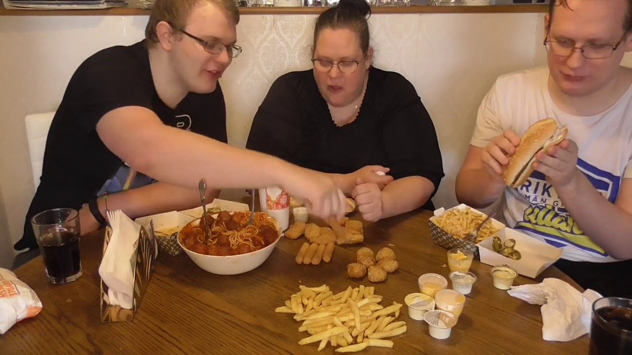 Mukbang - Max, Burger king och köttbullar i tomatsås och spagetti.