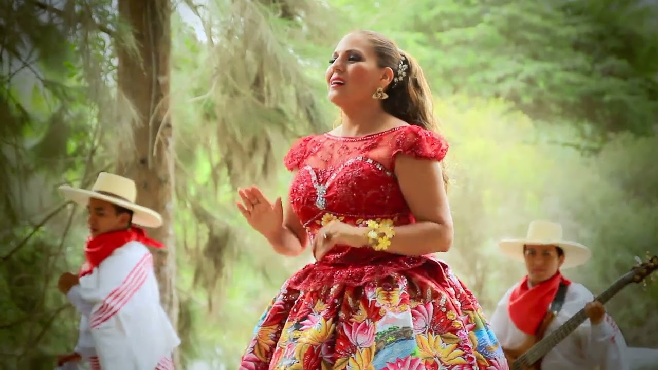 Lloro en Silencio - Dina Paucar (Video Oficial)