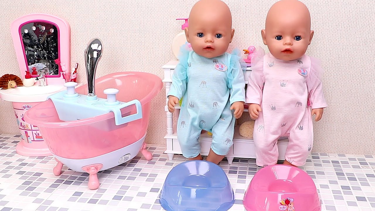 Babies bath time after color paint! Play Dolls