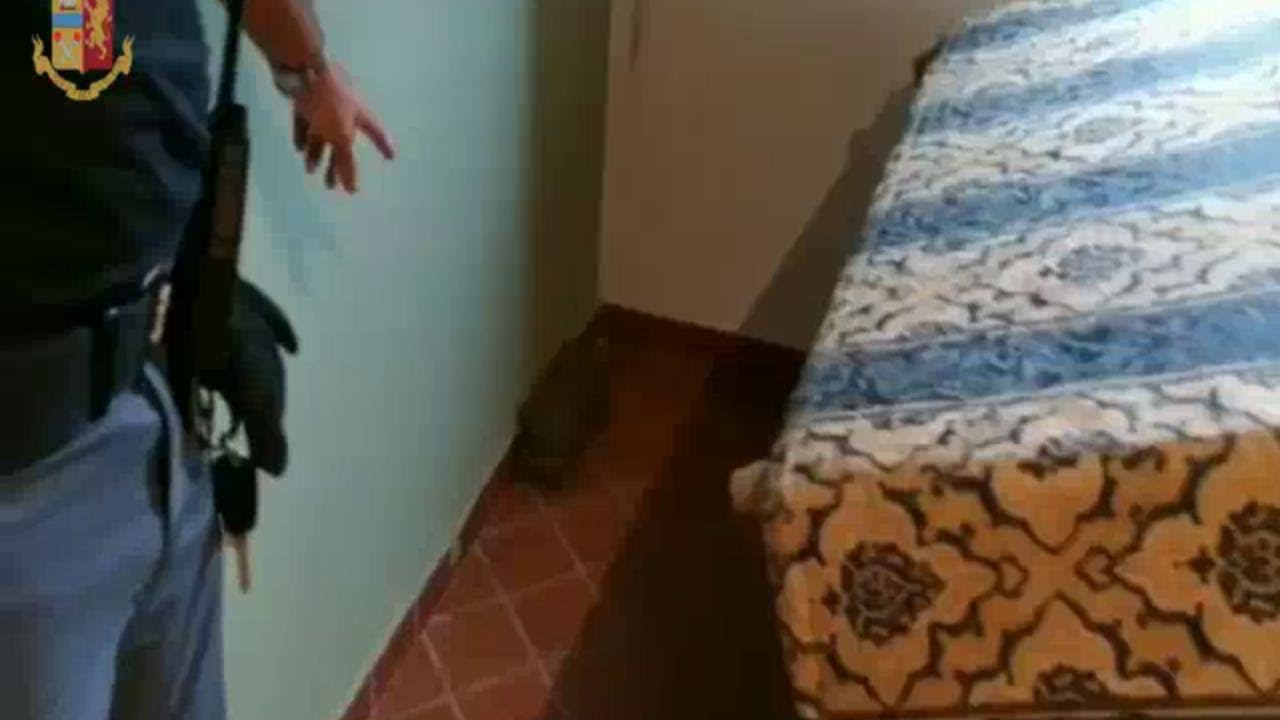 Roma, maxi sequestro di cocaina in un casale: era nascosta dietro al divano