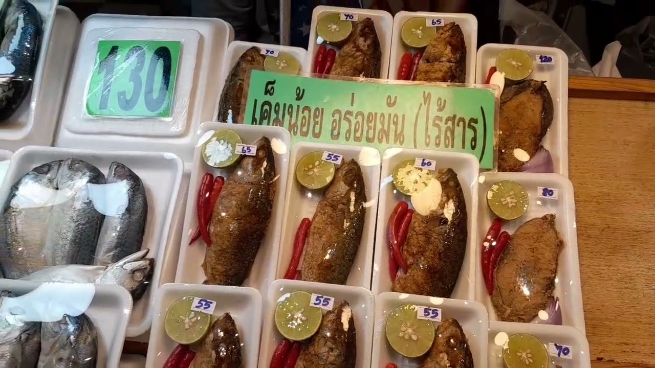 Old Siam Shopping Plaza - Vintage Bangkok mall that offers  a good mix of shopping and street food 