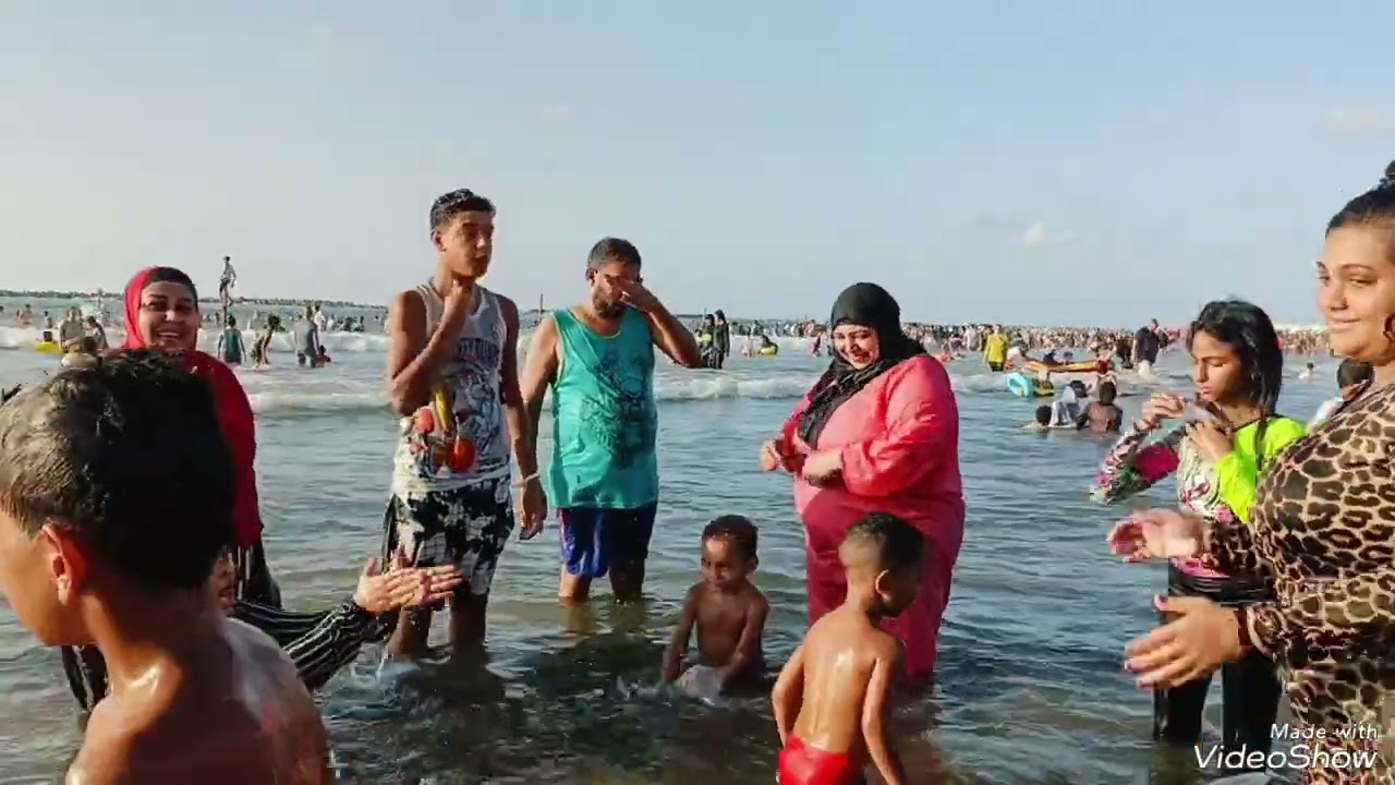 انا واخواتي جبنا اكياس ميه🎈وقعدنا نلعب حرب في البحر🌊ورمينا على الناس وحصلت مشكله كبيره😡