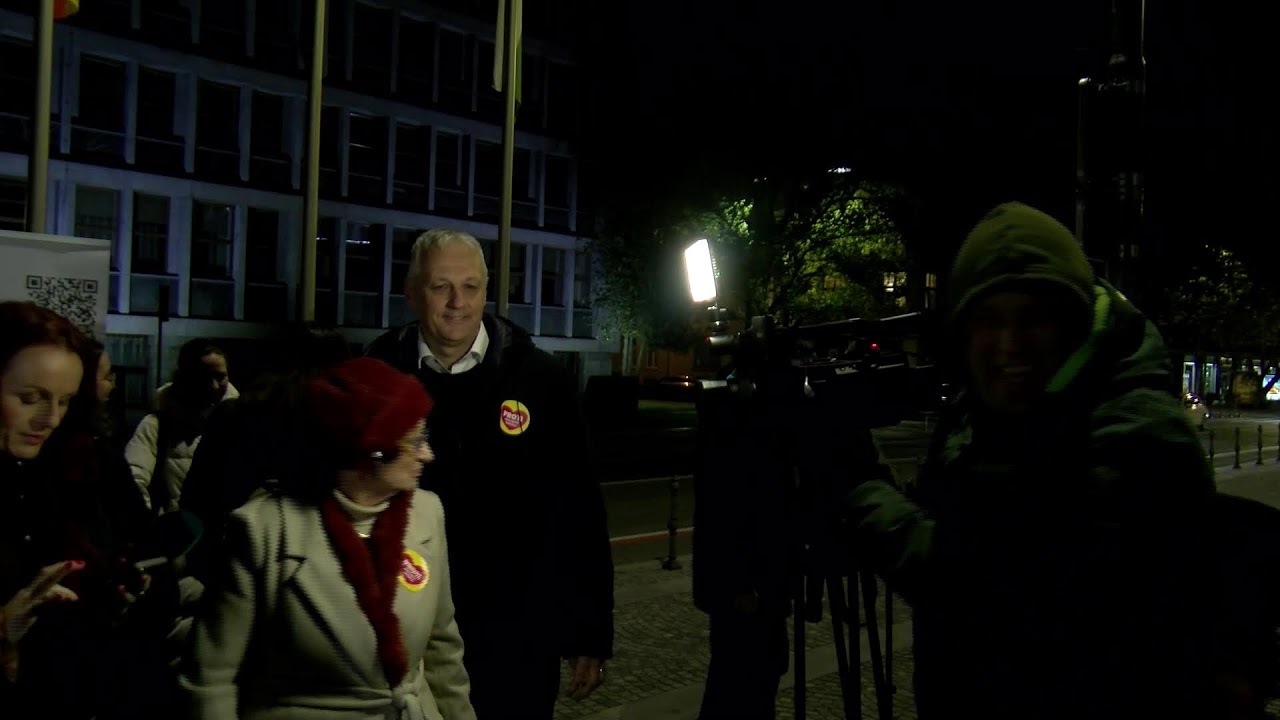 (V ŽIVO) Vzdu&scaron;je v &scaron;tabih zmagovalcev in poražencev referenduma