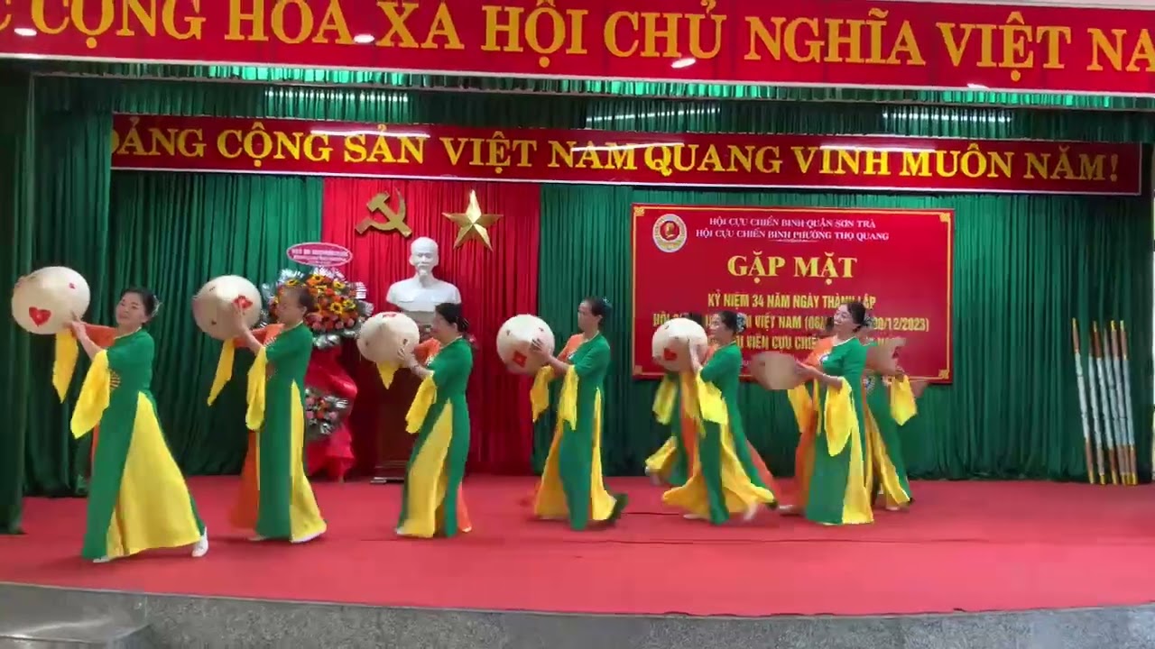 Múa bài Hà Nội - Huế - Sài Gòn cực cuốn:)))))
