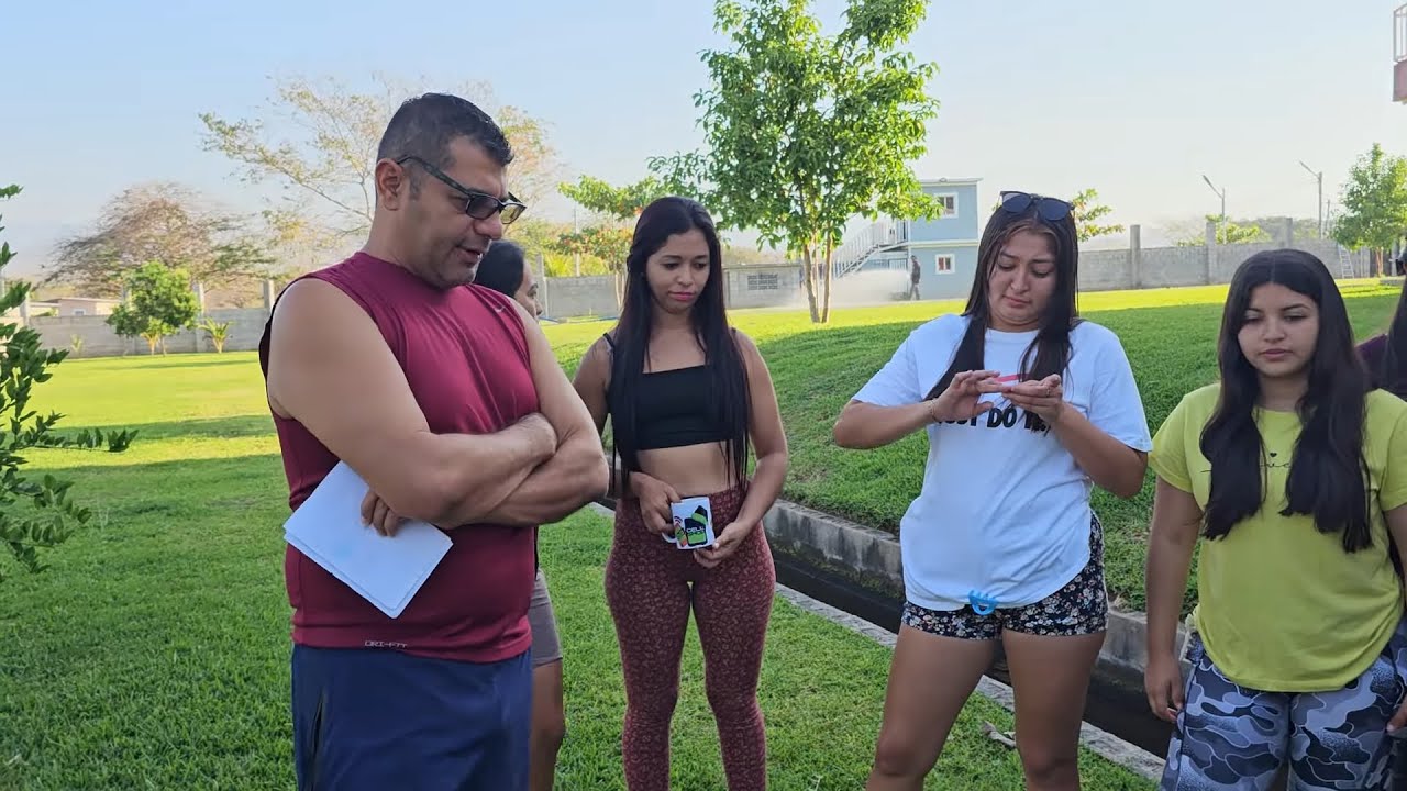 Elmer tiene una carta en la mano para darle la despedida de la sede plus.