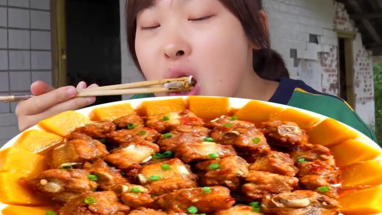 秋妹的農家蒸菜絕了！剁半個甜糯老南瓜鋪底，再鋪排骨蒸渣，軟糯交融鹹香，復刻壩壩席經典味！【顏美食】