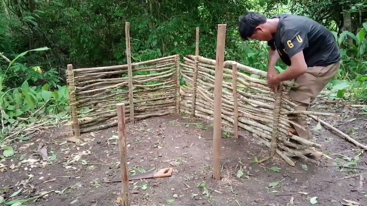 Berkemah di tengah hutan belantara membangun shelter sederhana tempat berlindung semalaman tidur 