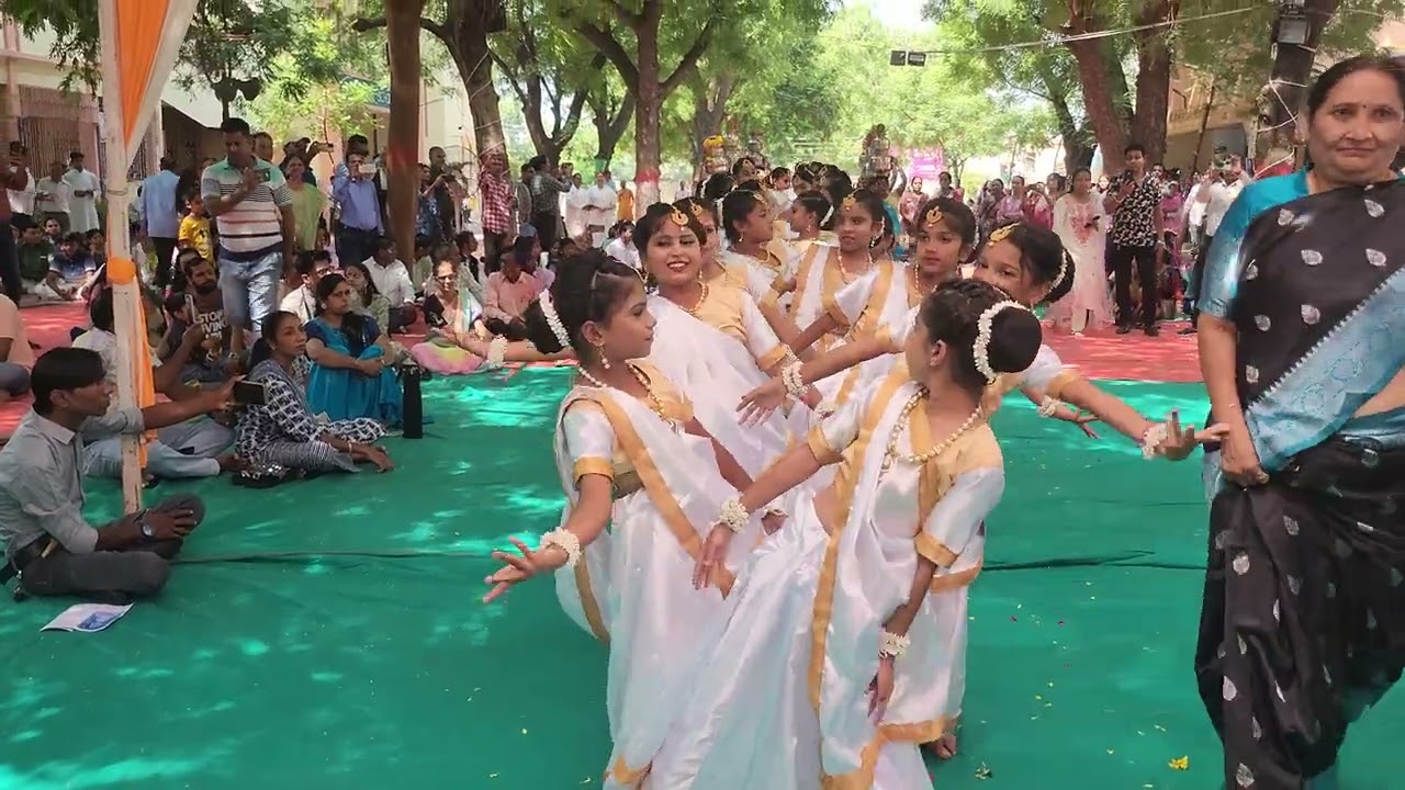 Phool se bhi sundar hai tu Maa....
