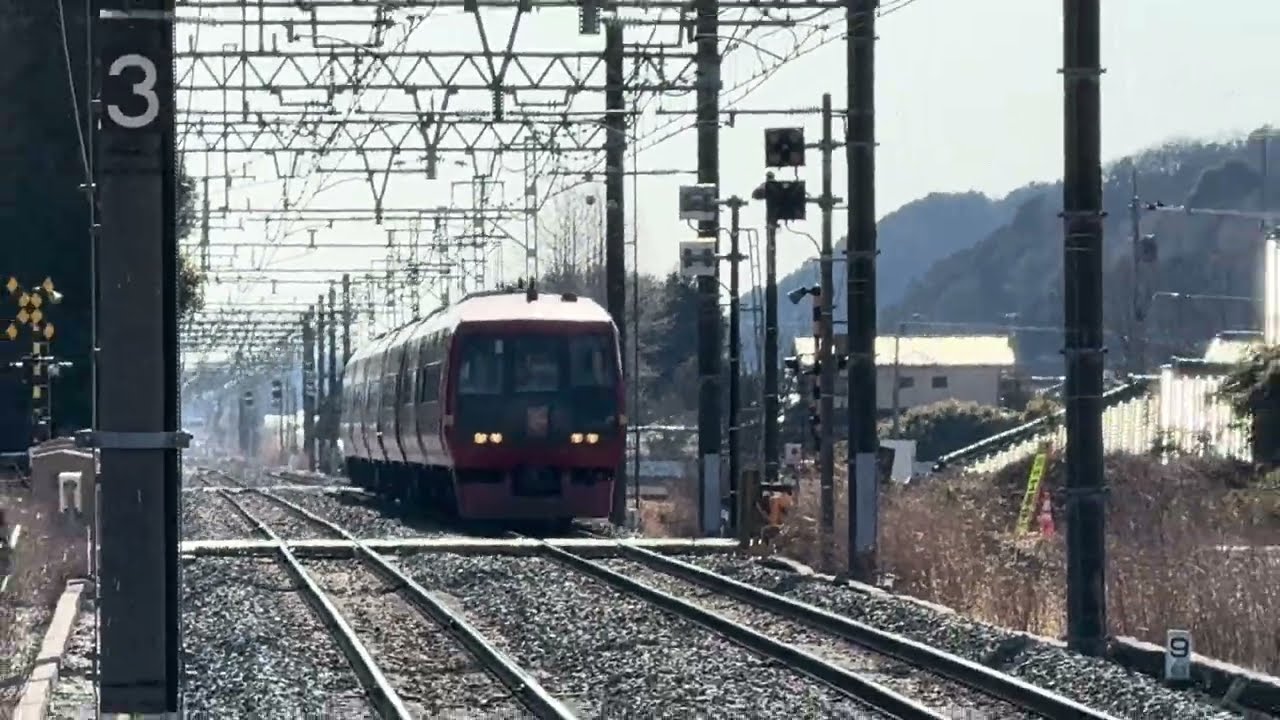 253系1000番台OM-N01編成が樅山駅を通過するシーン