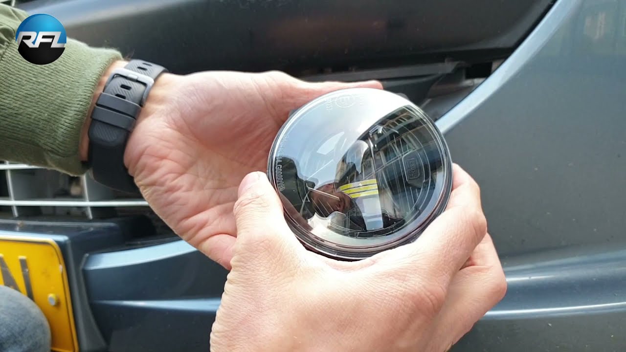 Aharon LED Fog Smasher LED fog light installation on a Peugeot 207