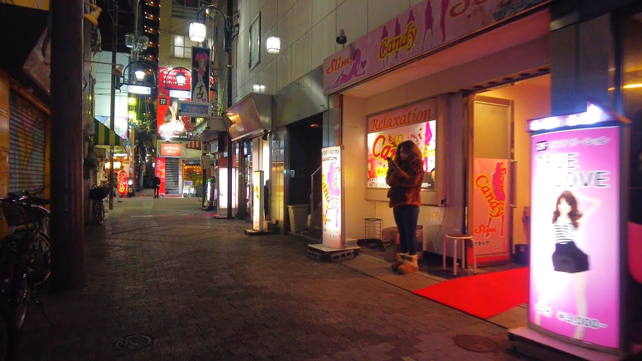 寒い日の夕方、大阪・十三の繁華街とホテル街