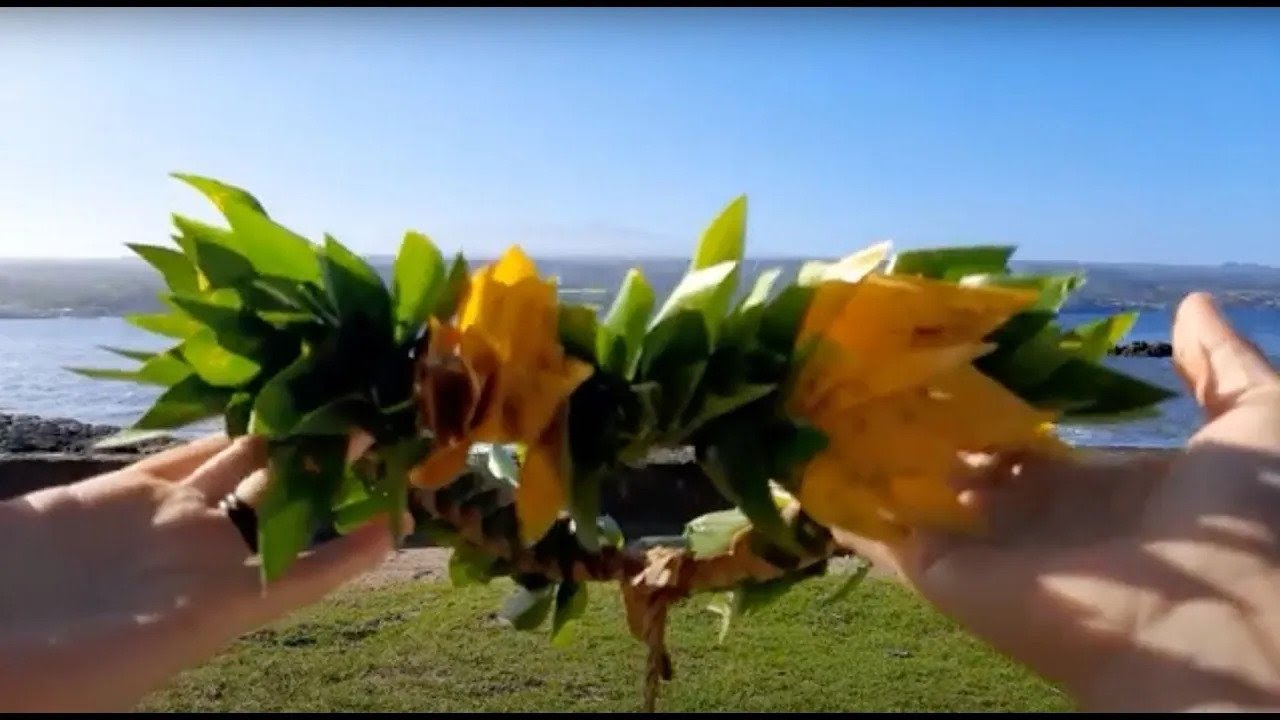 CROWN EVERYONE!!! How To Make Lei Po'o Haku Style With Lauhala & Ti Leaves #GetchoWeaveOn #weaving