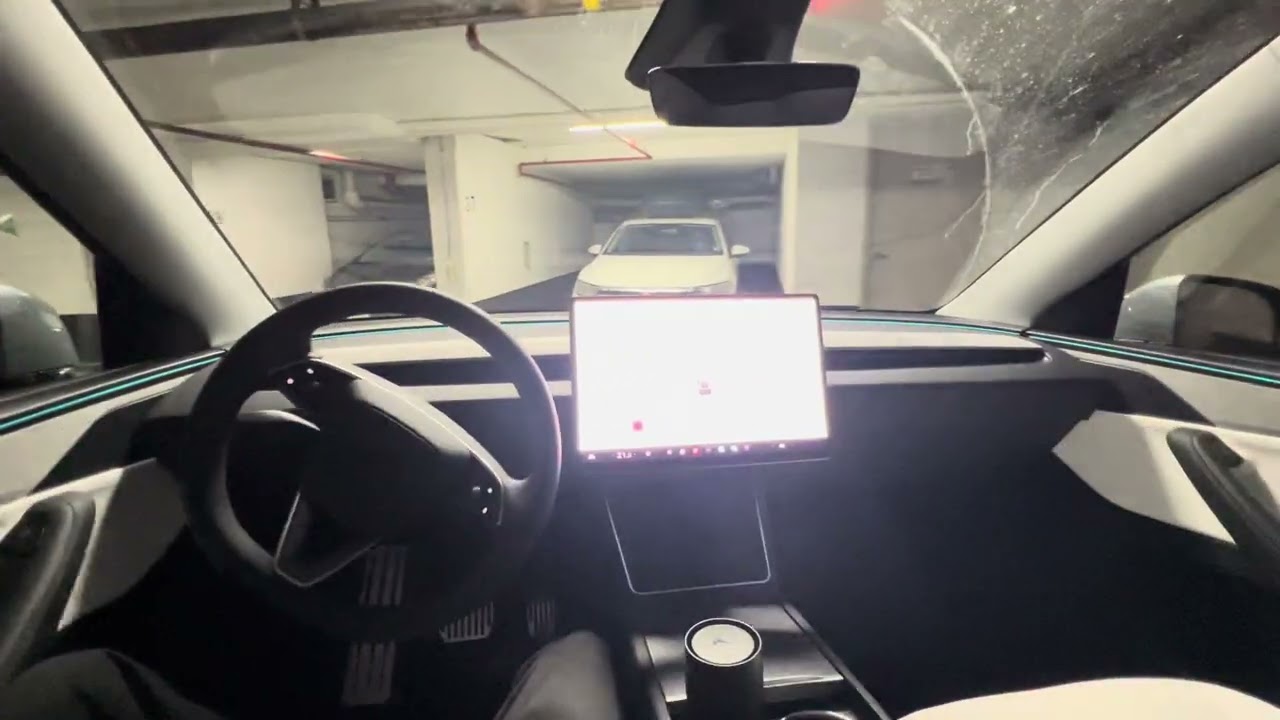 Логика работы системы FSD на Tesla: похоже, нужно припарковаться на первой стоянке в гараже жилог...