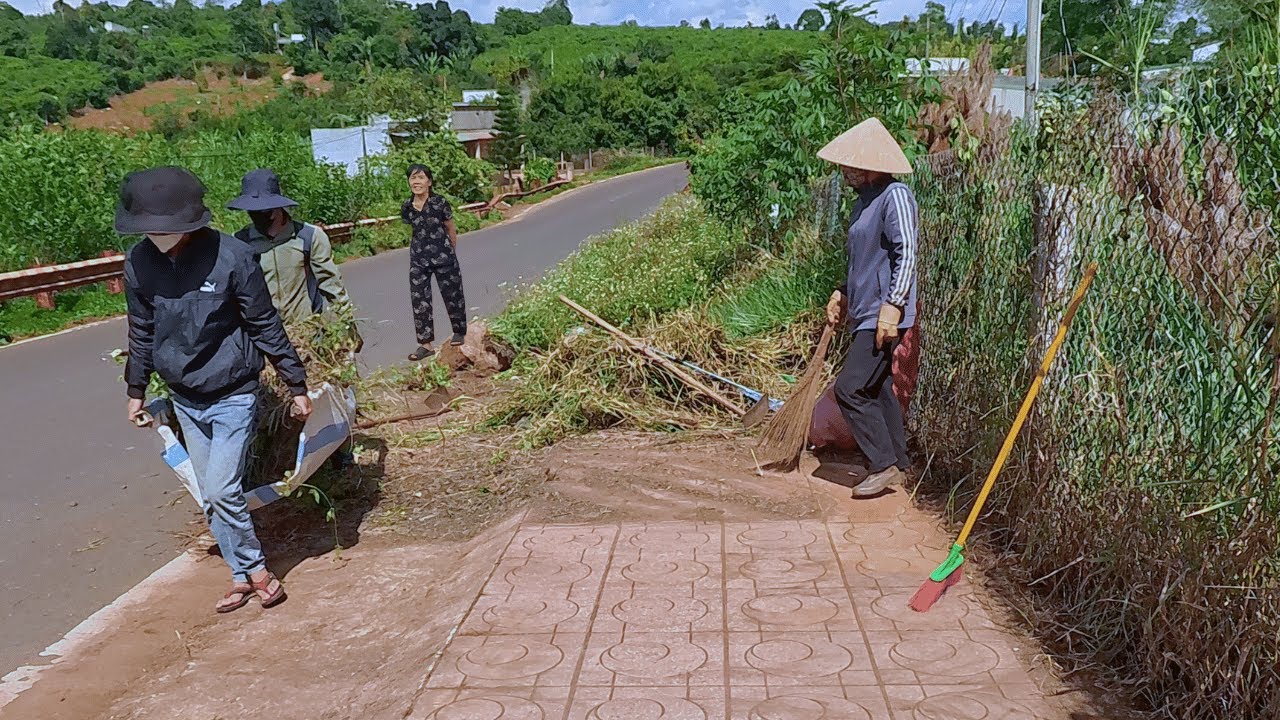Neighbors Amazed as We Clean up 150m of Overgrown Sidewalk with My Mom’s Help