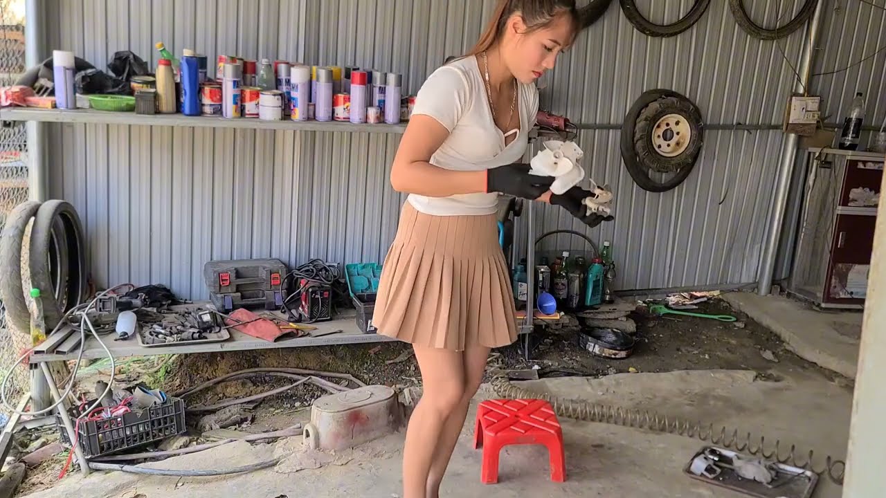 The girl helped her neighbor fix a refrigerator that was badly damaged due to its old age.