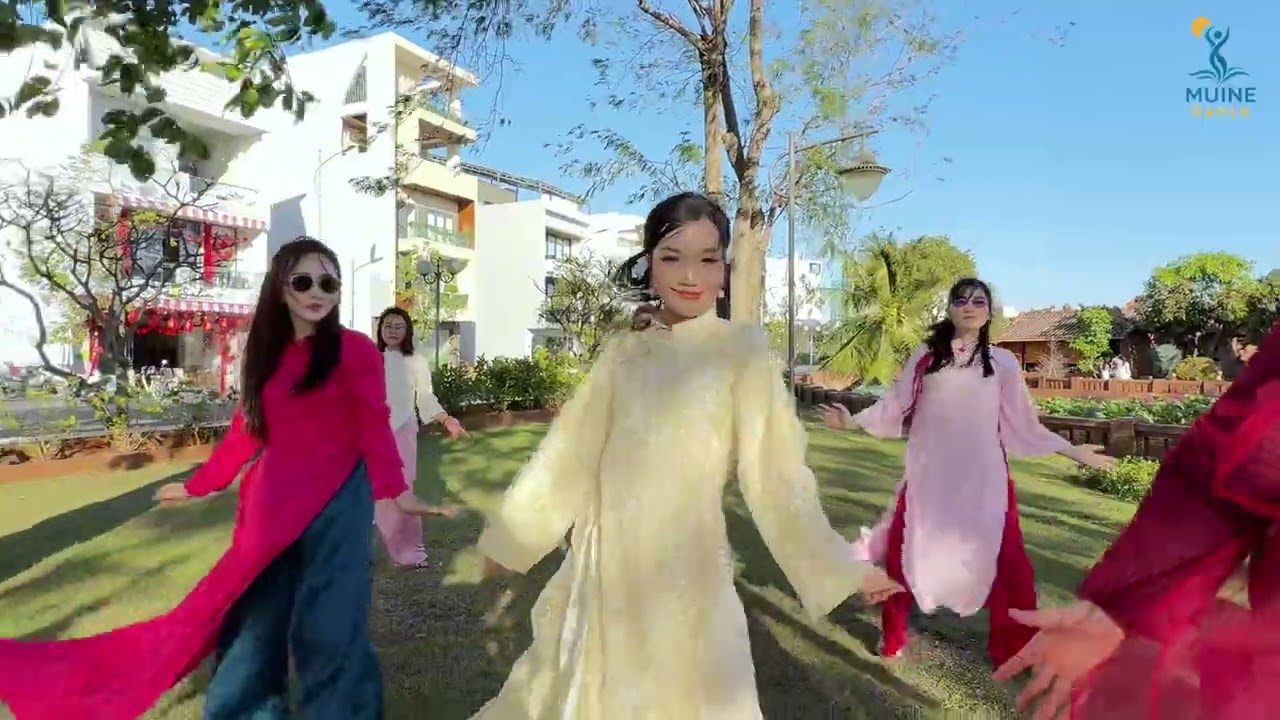 NỤ CƯỜI XUÂN - MUINE DANCE