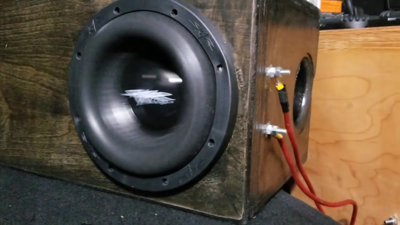 Skar EVL8 playing music