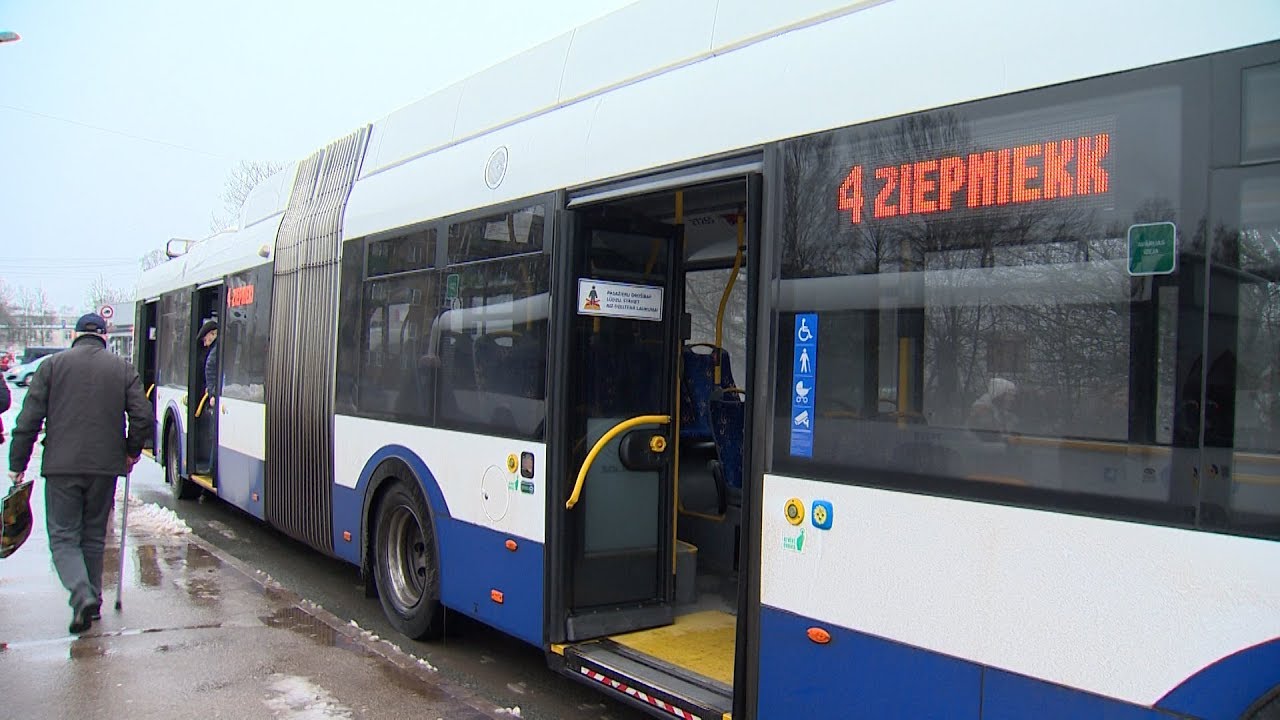 40.autobuss pret 4.trolejbusu!