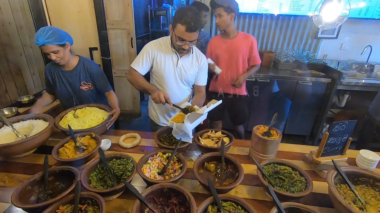 දවල් කෑම කන්න සුපිරි තැනක් ...  Rice and Curry at Thambili