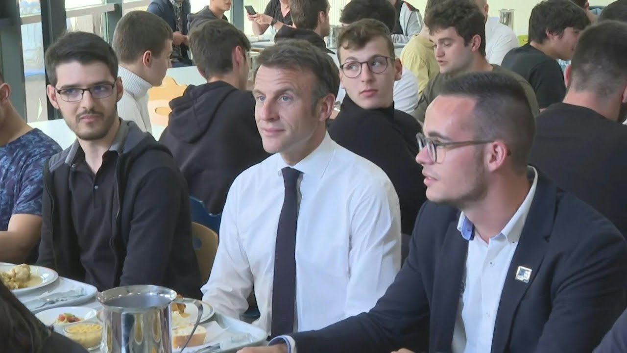Macron déjeune à la cantine d