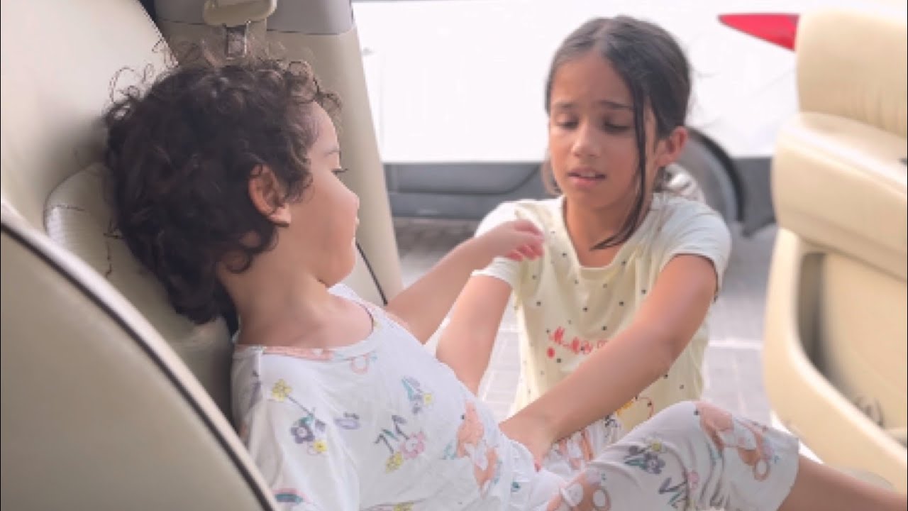 طفلة ترمي اختها داخل سيارة رجل مليونير😭🥺!!
