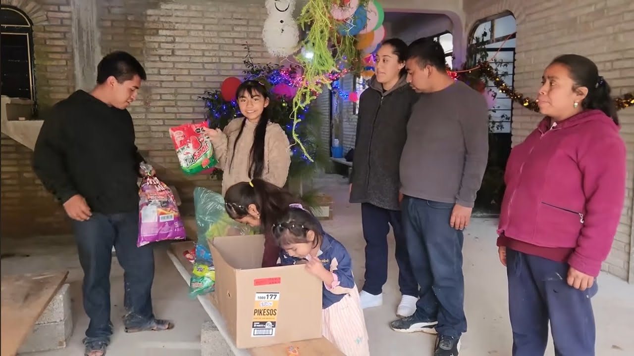 ✅️😃En familia rompimos la piñata para celebrar la Navidad 🎄🎅🎉🥳