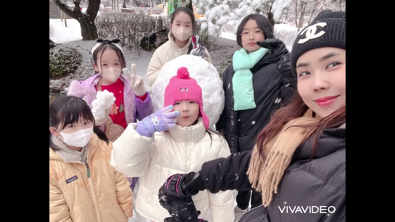 2월24일 화요일 첫타임 수업때 눈이 많이 오길래 급 눈사람 만들기^^ 계획된시간 아니고 급으로☃️