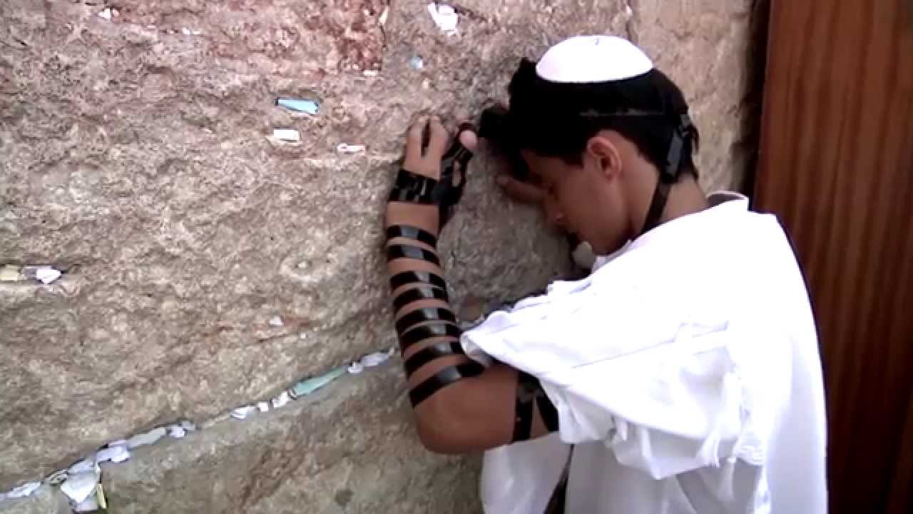 בר חוגג בר מצווה בכותל -קליפ