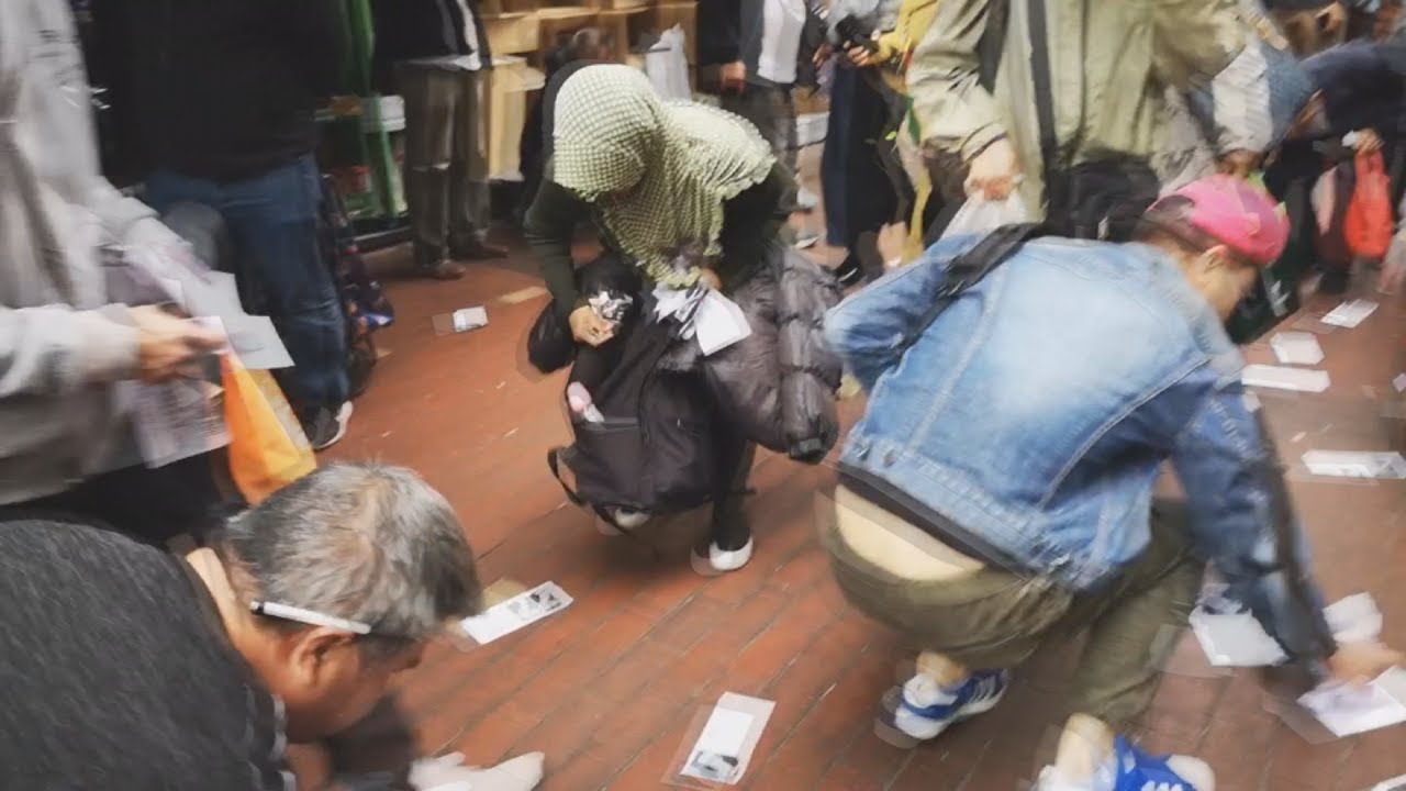 東張西望 | 深水埗又落銀紙雨 派錢與尋人有關？