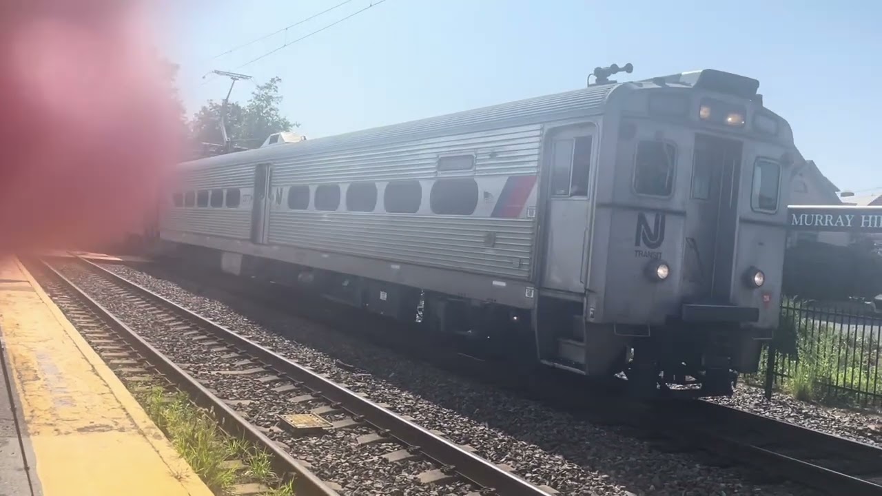 Afternoon Railfanning at the Murray hill train station