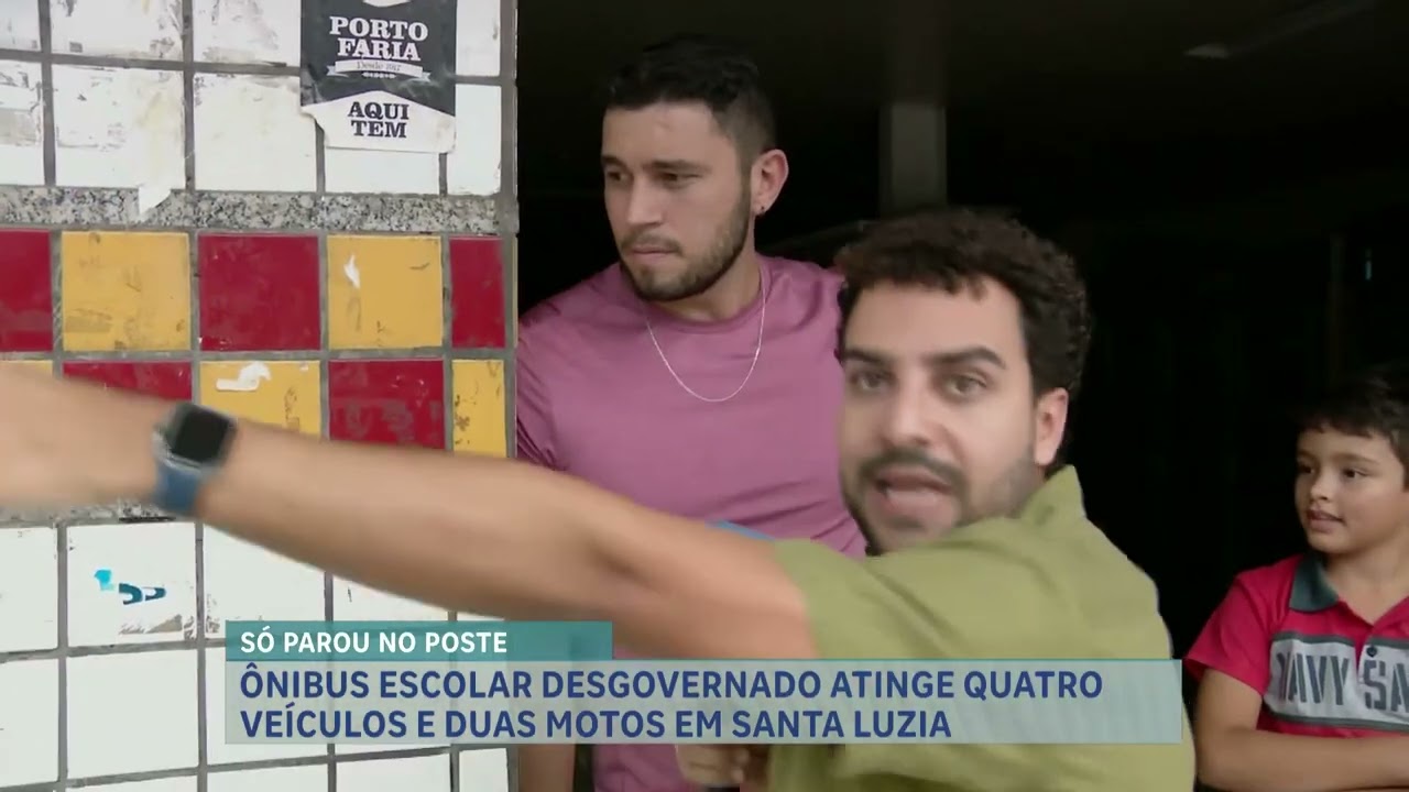 Ônibus escolar desgovernado atinge veículos e poste na Grande BH
