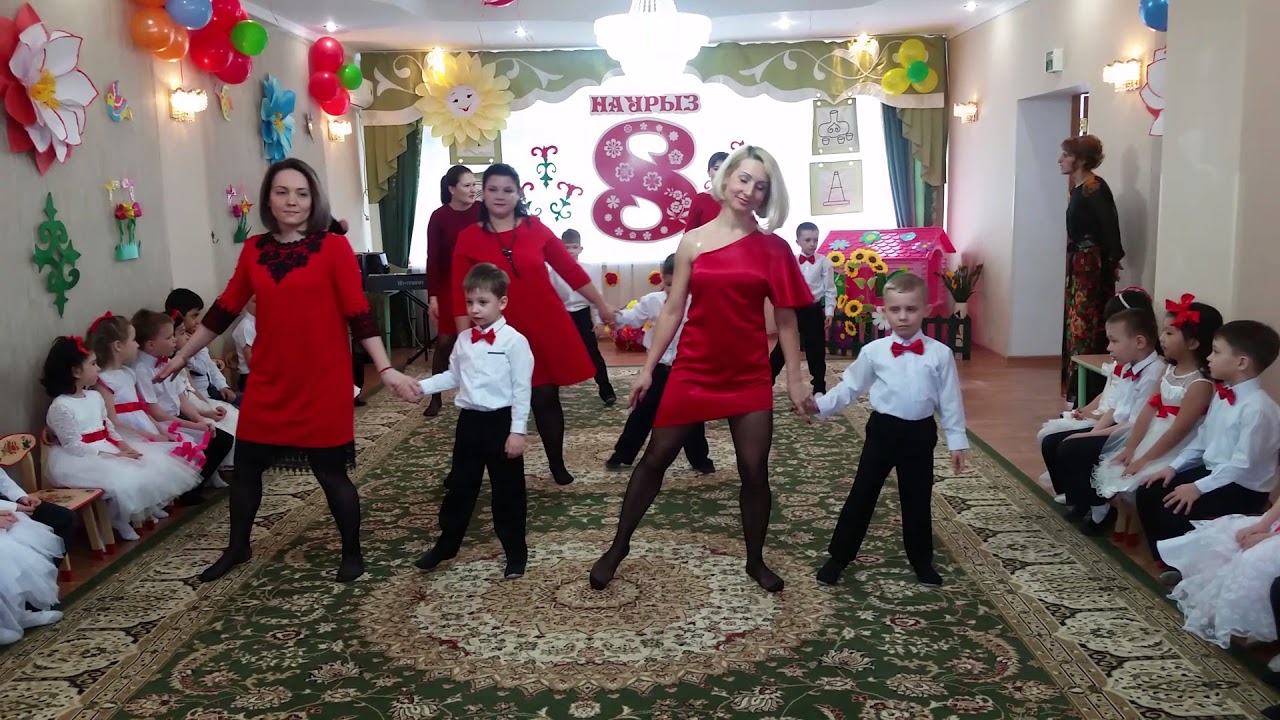 Нежный танец мам и сыновей.