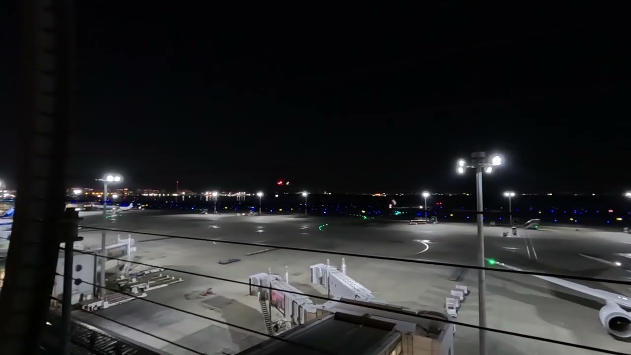 Haneda airport 満月の海を背景に 旅立つ 飛行機 Set off on a journey with the full moon over the ocean as a backdrop