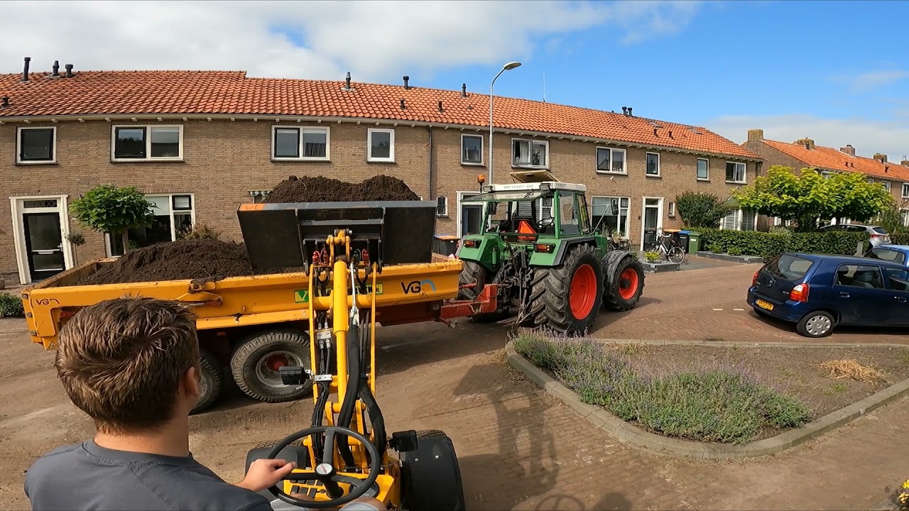 Tuin makeover grond afvoeren met knikmops 130 en minigraver deel 1