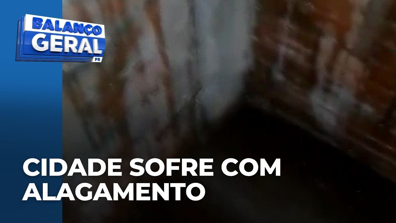 Cidade sofre com alagamentos e estragos após chover mais do que o previsto para o mês todo