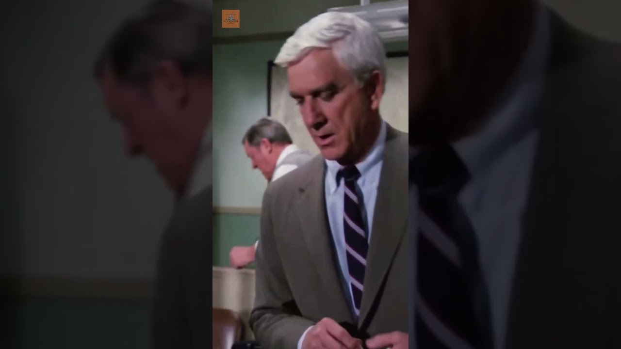 &Egrave; ridotta molto male😂 Leslie Nielsen scena divertente dalla serie Quelli della pallottola spuntata