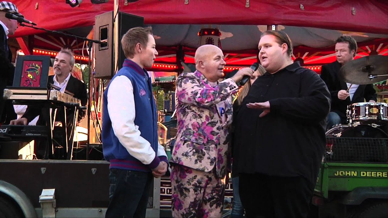 De Deure Kermis Aflevering 1, Presentatie Willie Oosterhuis bij TV Enschede FM