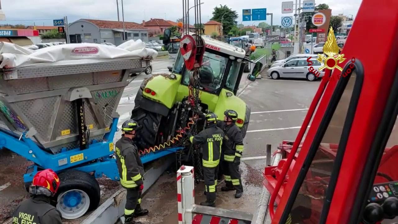 Porcia, trattore perde il carico d'uva: traffico in tilt