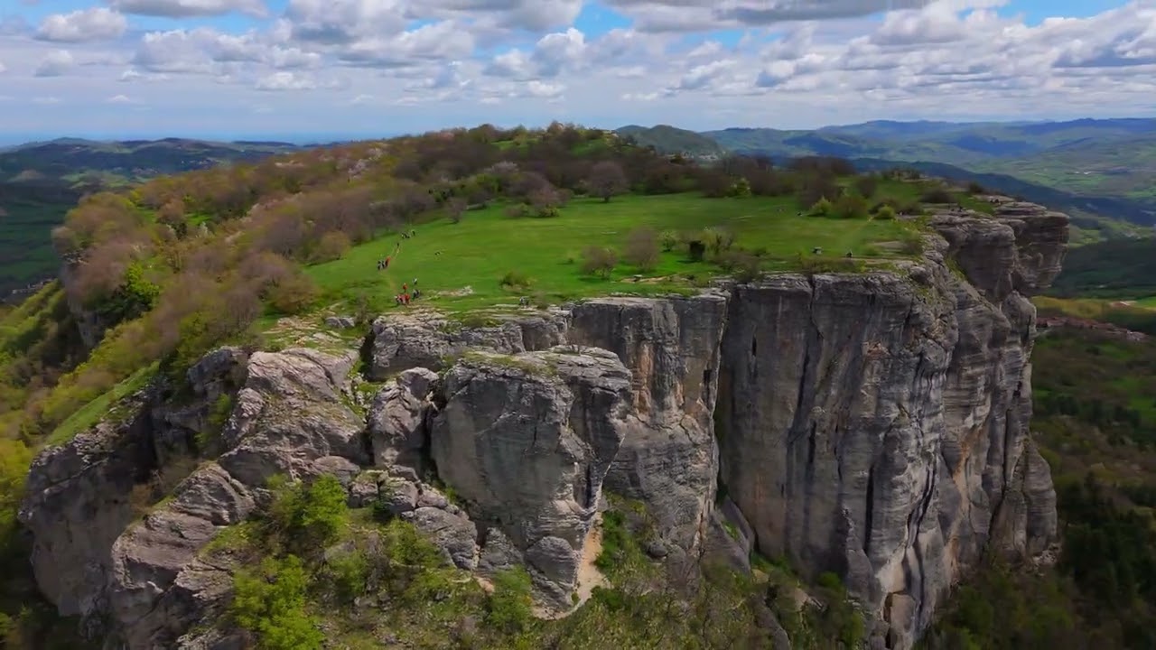 La maestosità della Pietra di Bismantova | Riprese in 4K con drone
