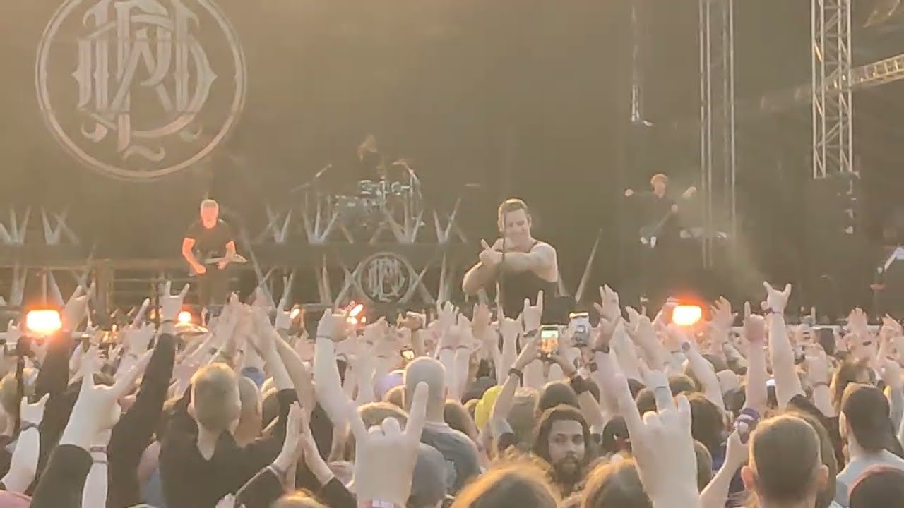 Parkway Drives Winston McCall SWARMED by the Moshpit + Crowd Surfing back to the stage! (TUSKA 2024)