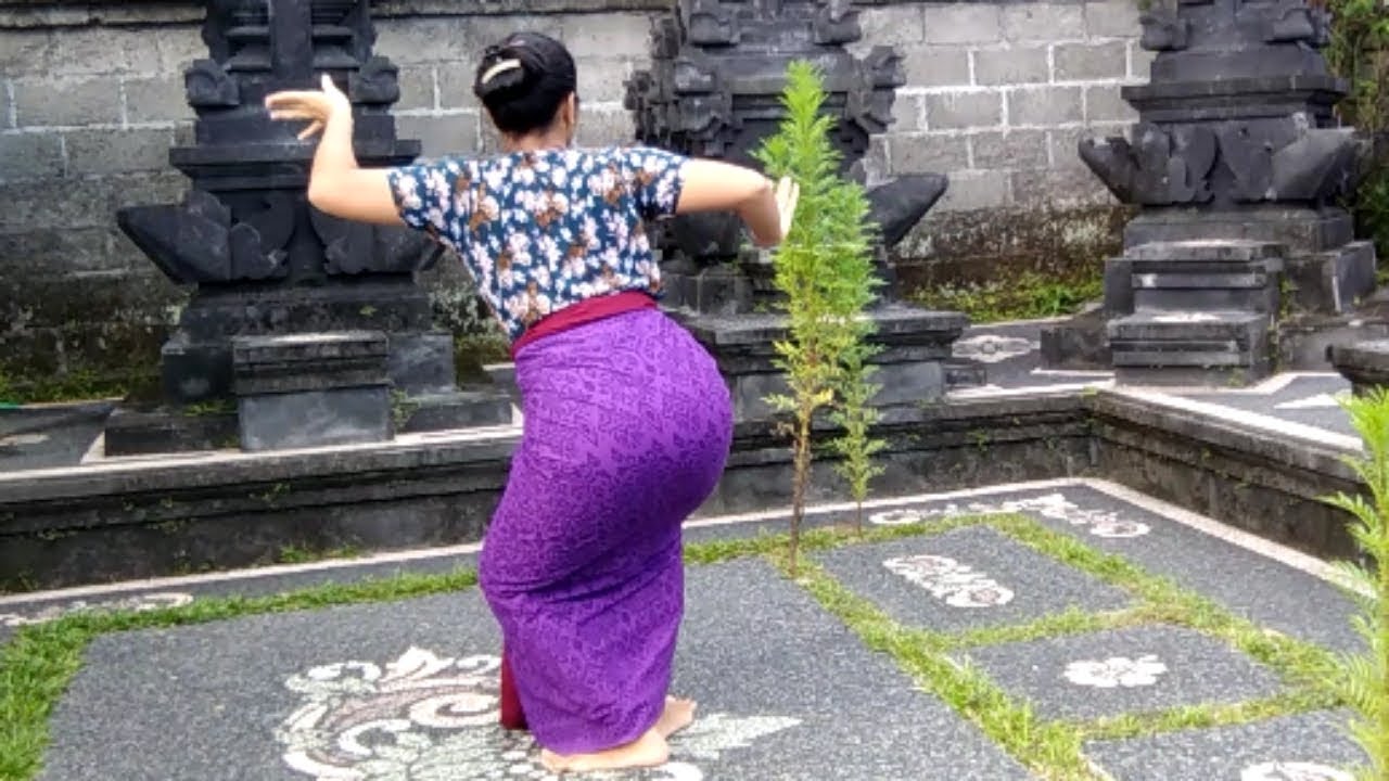tari Burat Wangi dari belakang