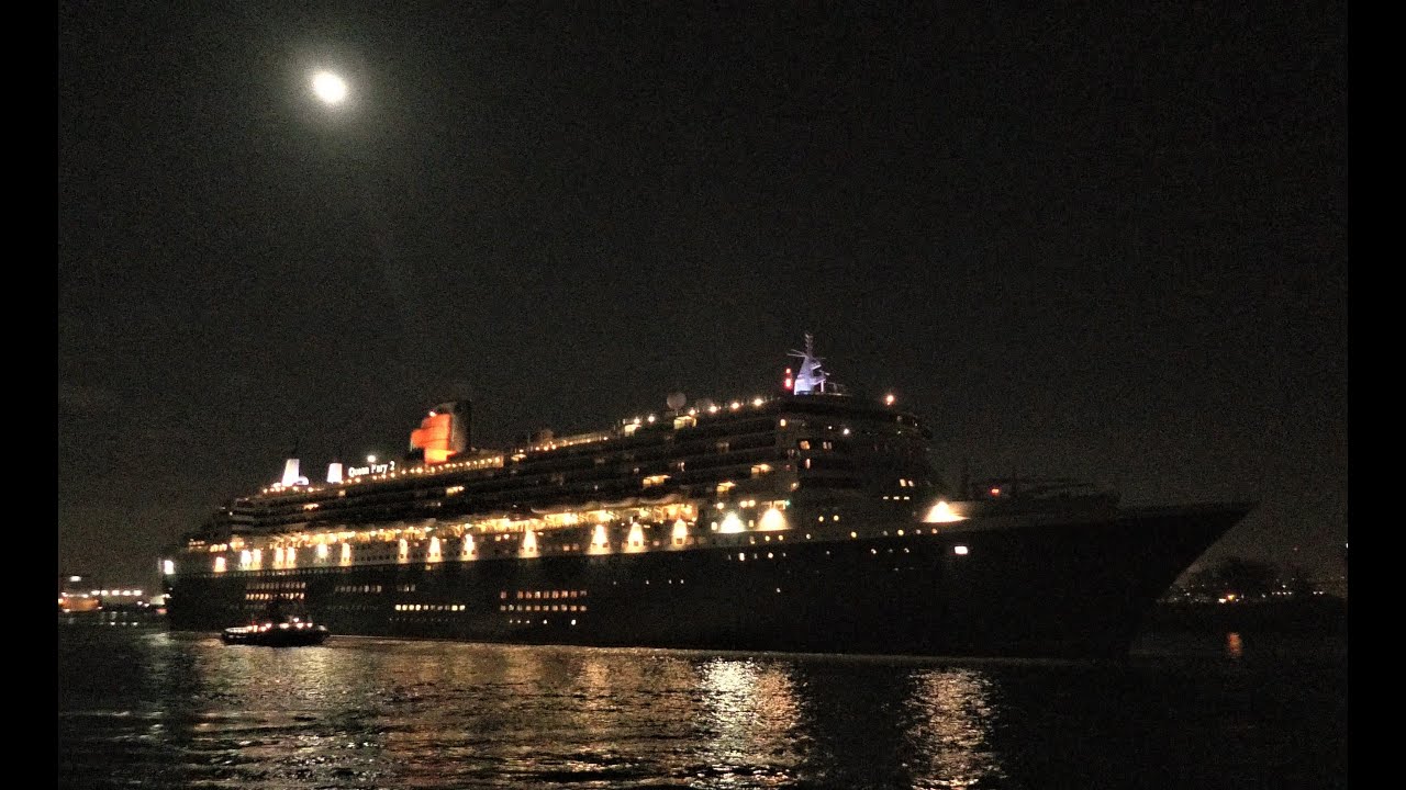 1080p Queen Mary 2 auslaufen bei strahlenden Mondschein im Hamburger Hafen 17.03.2022