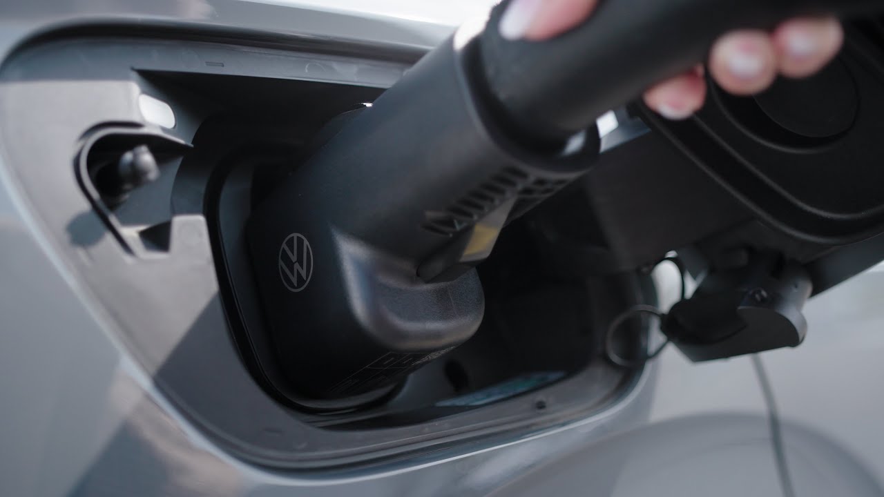Зарядка с помощью адаптера постоянного тока Volkswagen NACS